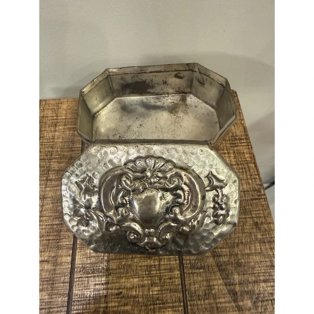 The Unbranded Brand vintage victorian